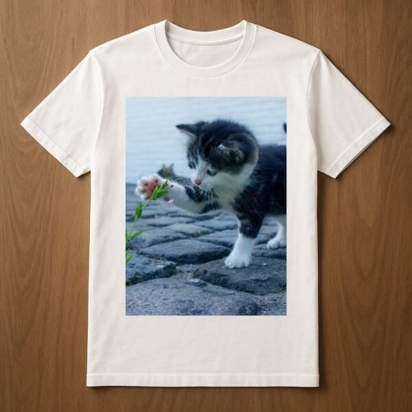 T-shirt with a playful kitten